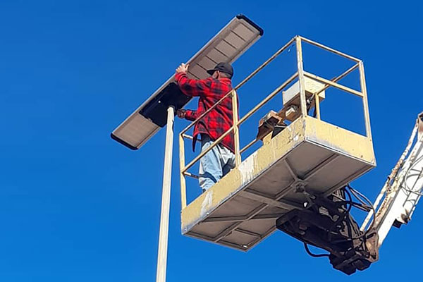 What is the Difference Between Solar Powered Street Lights and Conventional Grid-Powered Street Lights?